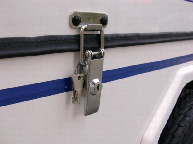 Toggle Latches with Key Lock without Catch Plate.