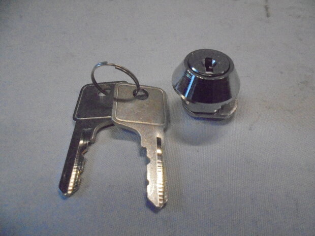 Toggle Latches with Key Lock without Catch Plate.